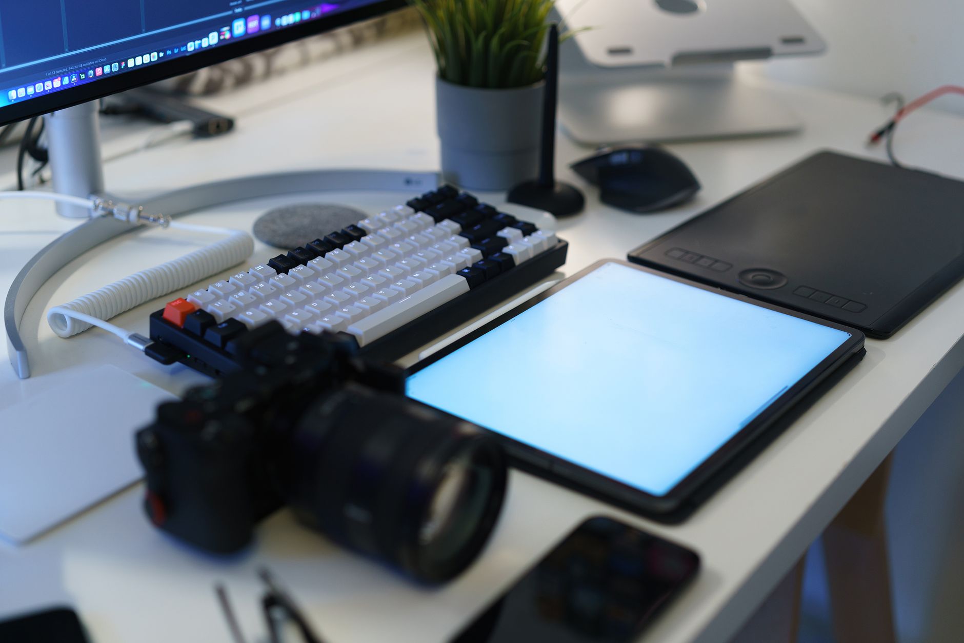 Bureau à domicile moderne avec équipement photo, tablette graphique et clavier ergonomique.